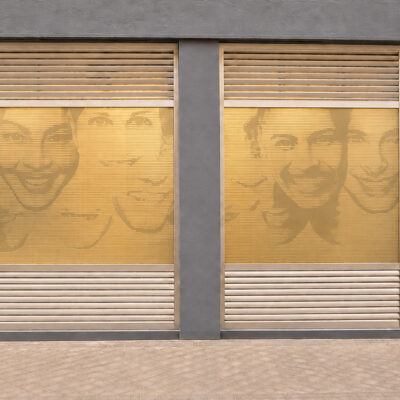 Fassade einer Zahnarztpraxis mit Porträts auf den Fensterflächen