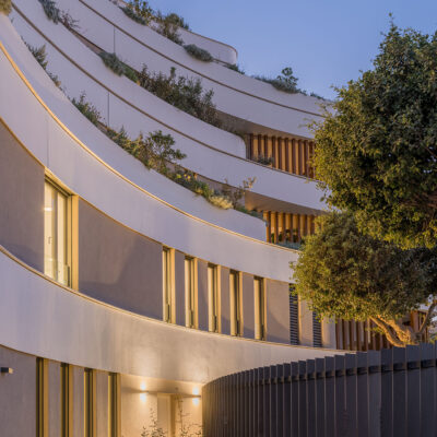 Beleuchtete Straßenfassade von the ONE Ibiza in der Abenddämmerung.