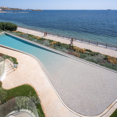 Blick von oben auf den Gemeinschaftspool von the ONE Ibiza an der Uferpromenade.