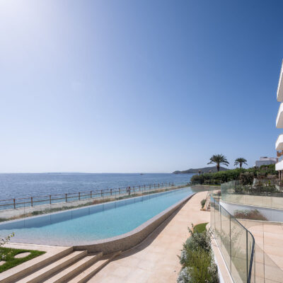 Gemeinschaftspool von the ONE Ibiza zwischen dem Gebäude und dem Meer.