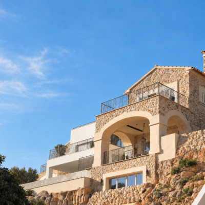 Fachada de piedra de vivienda en Camp de Mar, Mallorca