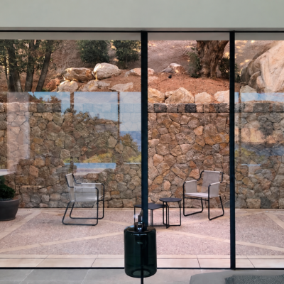 Vista desde el interior hacia patio con muro de piedra en Camp de Mar, Mallorca