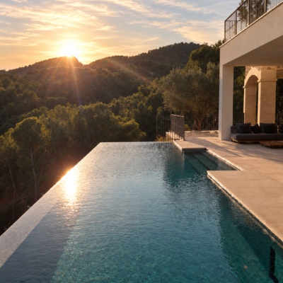 Piscina exterior al atardecer en Camp de Mar, Mallorca