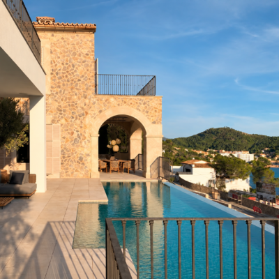 Terraza y piscina con vistas al mar en Camp de Mar, Mallorca
