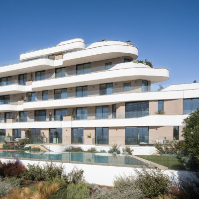 Vista oblicua de la fachada de the ONE Ibiza frente a la piscina.