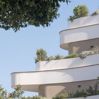 Jardineras integradas en las terrazas escalonadas de the ONE Ibiza.