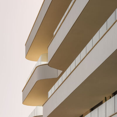 Detalle de los balcones de the ONE Ibiza con luz cálida bajo los voladizos.