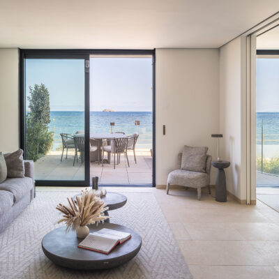 Salón amueblado de the ONE Ibiza con terraza y vistas al mar.