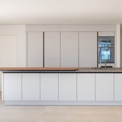 Cocina de the ONE Ibiza con isla y frentes de armario claros.